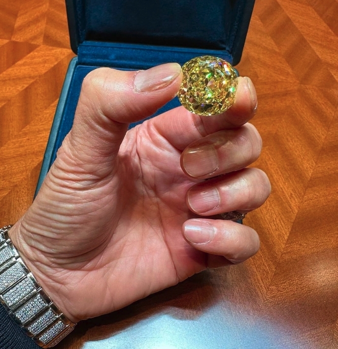 洪永時大曬54卡黃鑽。