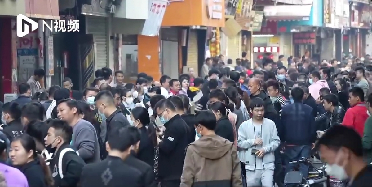 老闆們在街上站成兩排,讓民眾挑選工位。