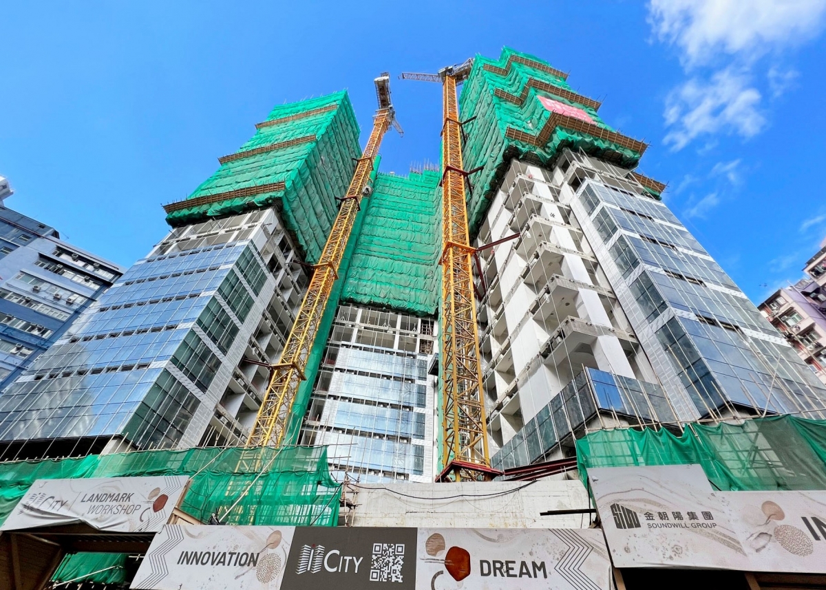 iCITY佔地約20,000平方呎,整個建築風格新派亮麗,以玻璃幕牆設計,大大提升單位的採光度,同時設有觀光升降機。