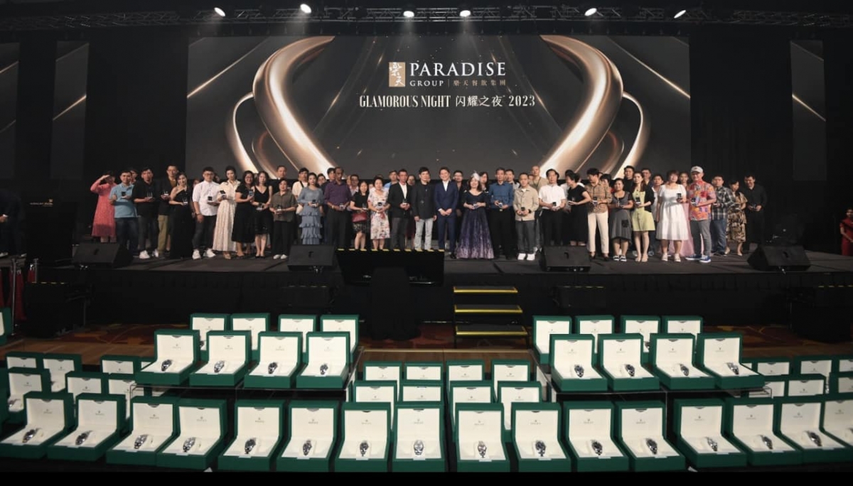 新加坡樂天飲食集團送出98枚Rolex手錶,回饋工作滿10年老員工。