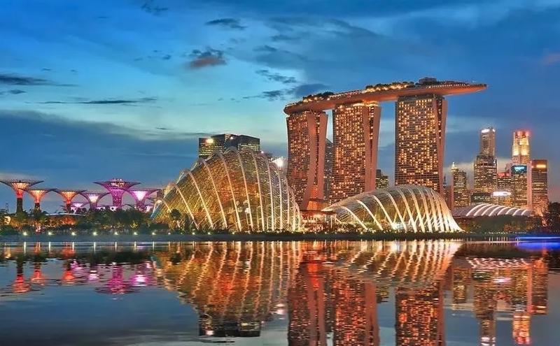 新加坡比香港來得更迅速,而且更具體﹑「更辣」。