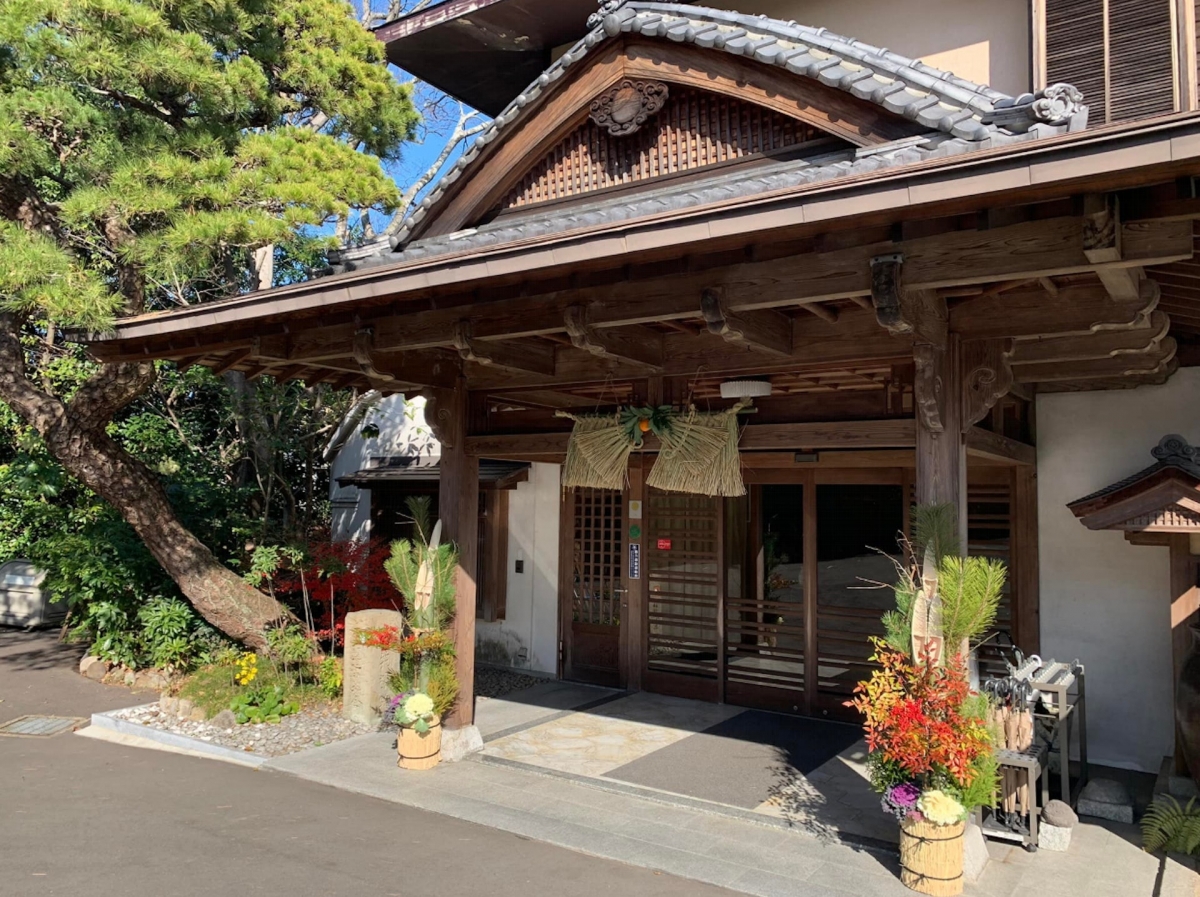 昭和天皇曾下榻的百年老字號溫泉旅館「二日市溫泉・大丸別莊」被揭浴場含菌量超標3700倍,遭有關當局起訴。