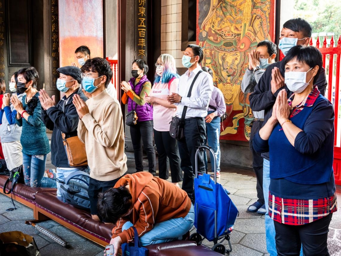 内地寺廟上香趨勢盛行,年輕人熱衷於到各寺廟許願,購買佛珠手串等物品。