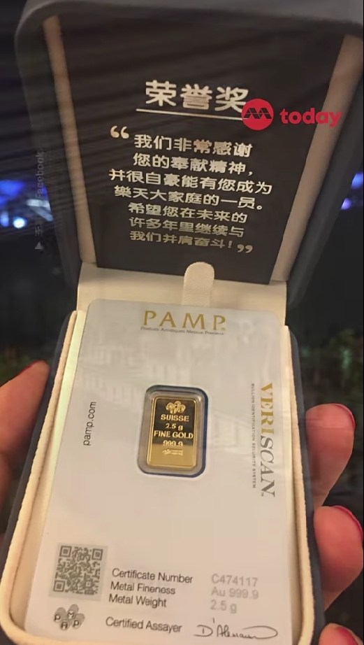 手錶背面刻有員工名字及工號,盒子上更附有寫給員工的感謝語。