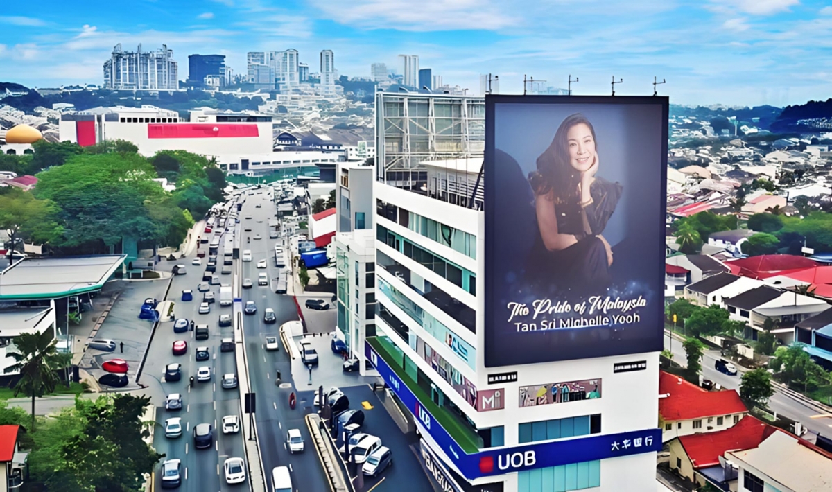 馬來西亞廣告牌提供商為楊紫瓊刊登巨屏廣告。