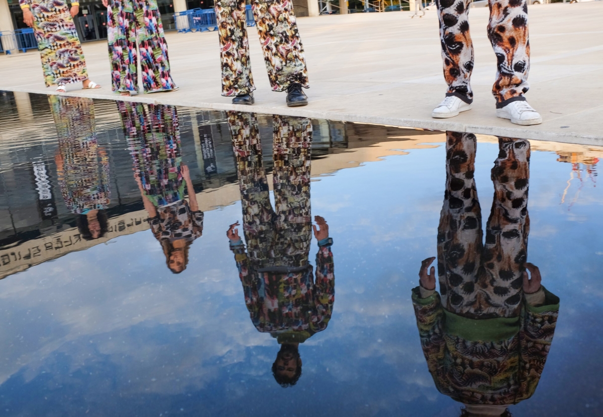 Cap_able推出的Manifesto系列服飾能躲避AI人臉識別系統。