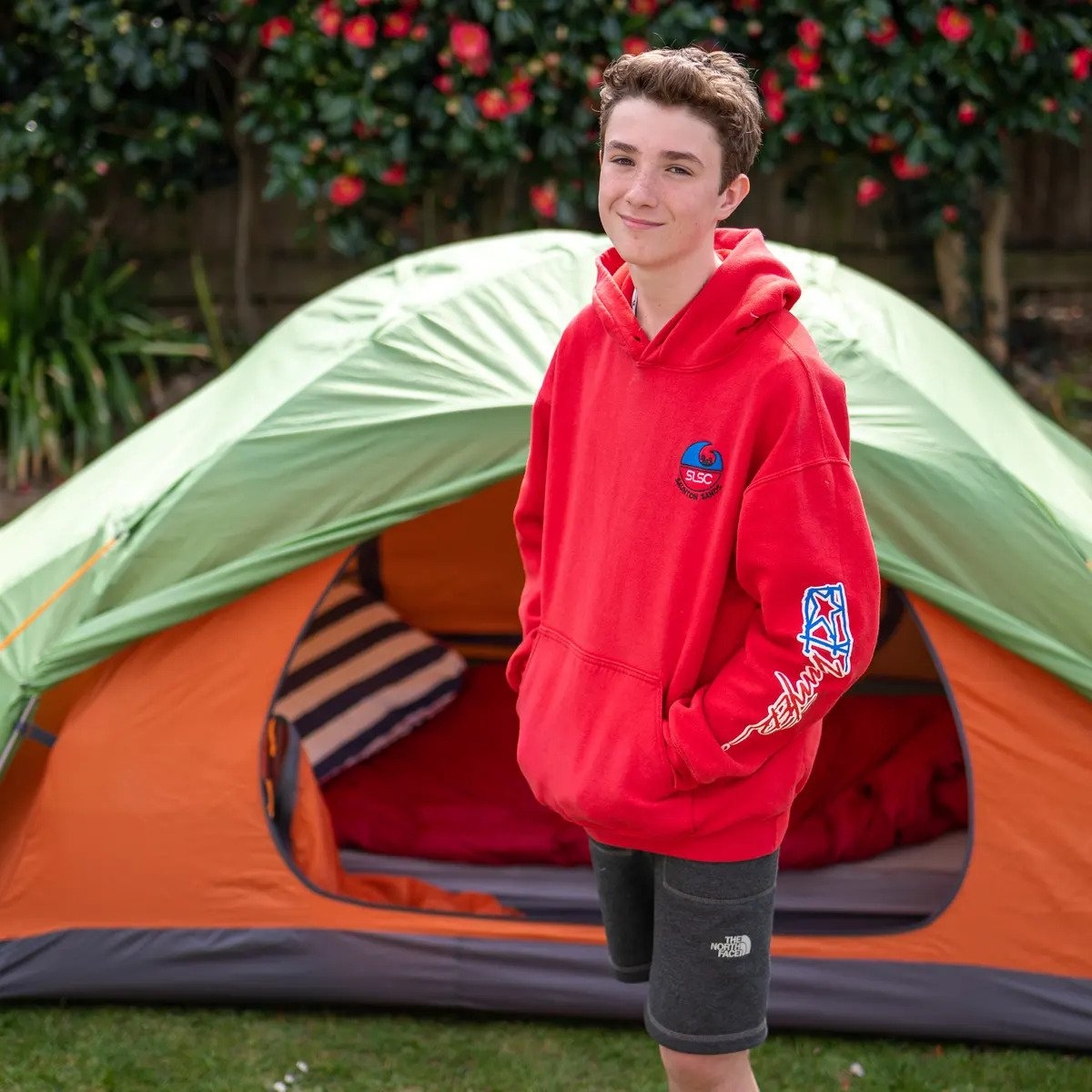 「帳篷男孩」伍爾西在露營三年間,為臨終關懷機構籌得70萬英鎊善款。