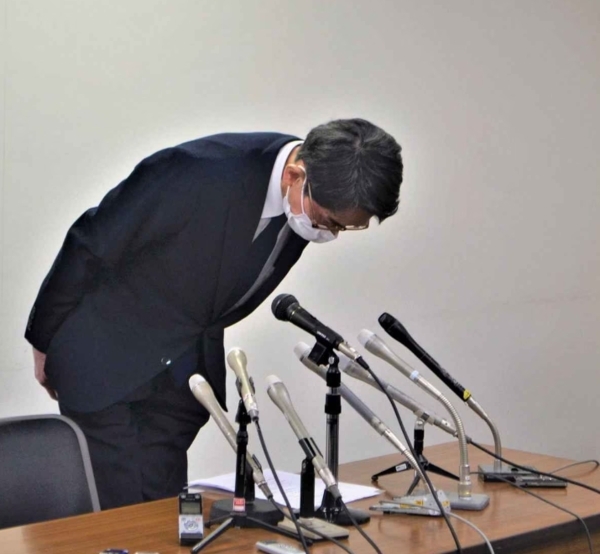 前社長山田真在記者會上鞠躬道歉,昨日被發現陳尸路邊,疑似不堪輿論輕生。