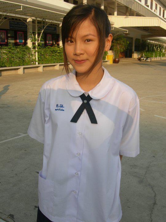 泰國愛情電影《初戀那件小事》女主角校服扮相。