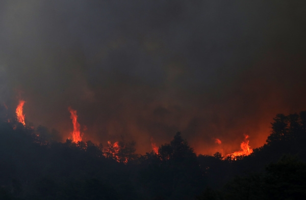氣候變遷導致阿根廷當地熱浪遲遲不退,進而加劇了物價上漲,使人民生活在水深火熱之中。