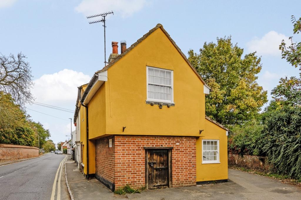 該黃色小屋曾是當地著名女巫Ursula Kemp的拘留室。