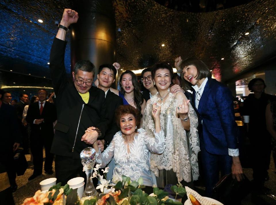 楊紫瓊母親譚慧珍與家人為這歷史性的時刻歡呼。