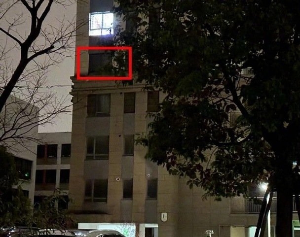 查姓女子在位於江蘇省蘇州市姑蘇區住宅區「驛東苑」的自家單位殺害龐姓丈夫,並將屍體藏在雪櫃中超過15個月。