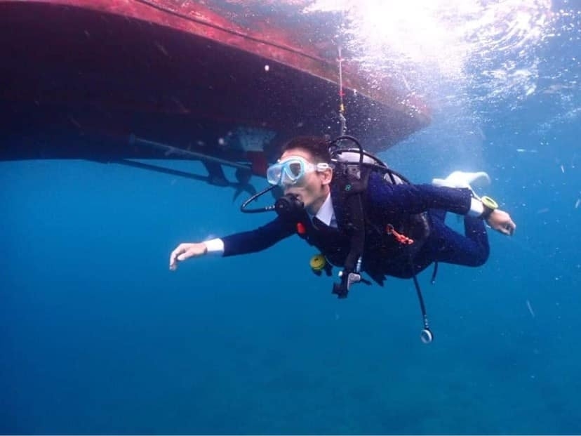 佐田展隆經常身穿自家品牌西裝進行各種運動。