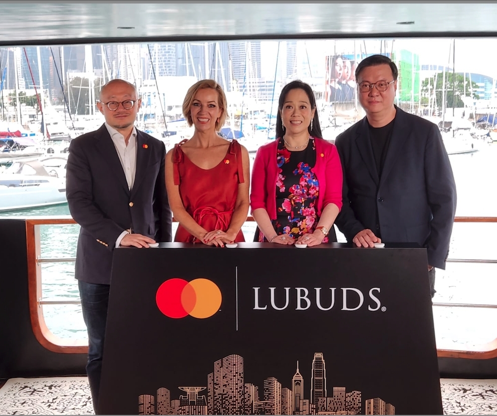 常青（左一）表示，留意到消費者需求發生變化，對生活體驗的需求提升。