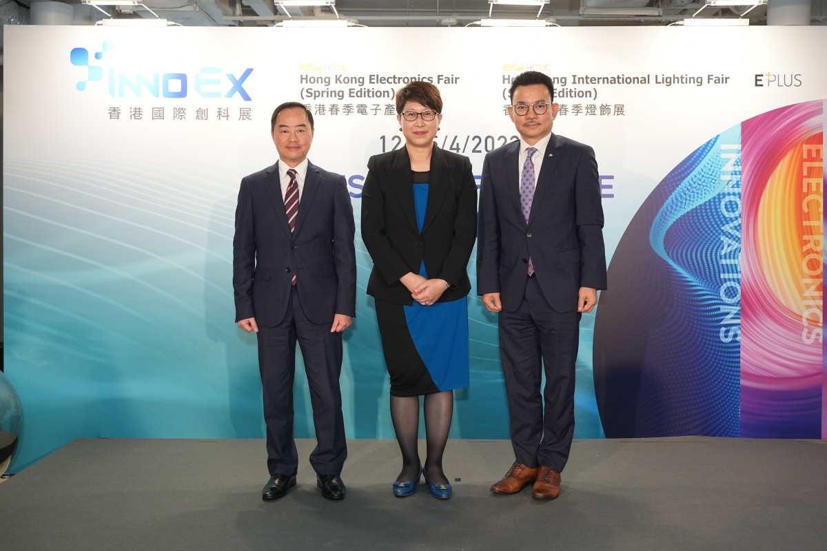 (左起)署理政府資訊科技總監黃志光、香港貿發局副總裁張淑芬及香港貿發局電子及家電業諮詢委員會主席莊子雄,在發佈會上介紹香港國際創科展(InnoEX)如何為業內人士進行交流及提供營商機遇。