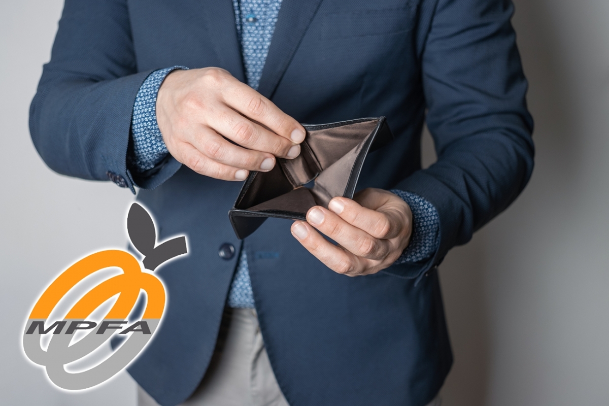 強積金供款上限勢上調,中產一族負擔更重。