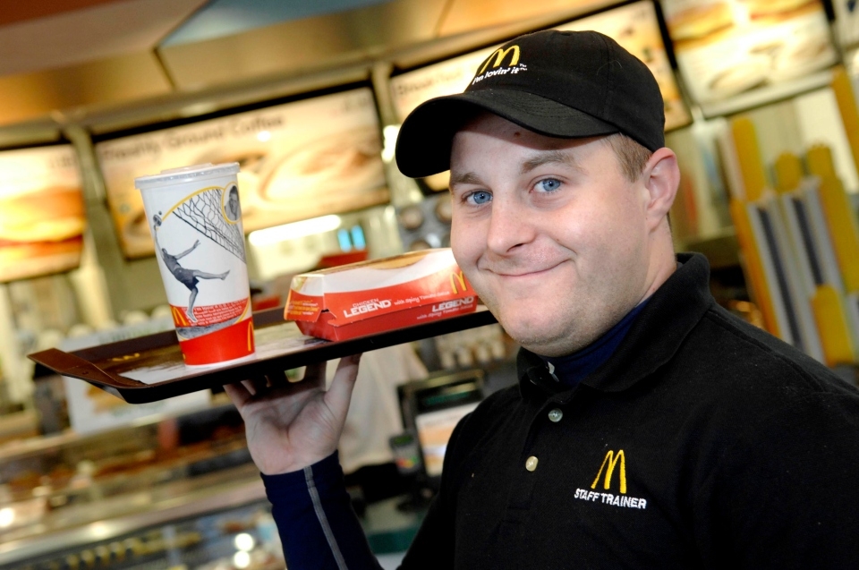 盧克皮塔德中頭獎後覺得富豪生活很無聊,於是在暴富1年半後重返職場工作。