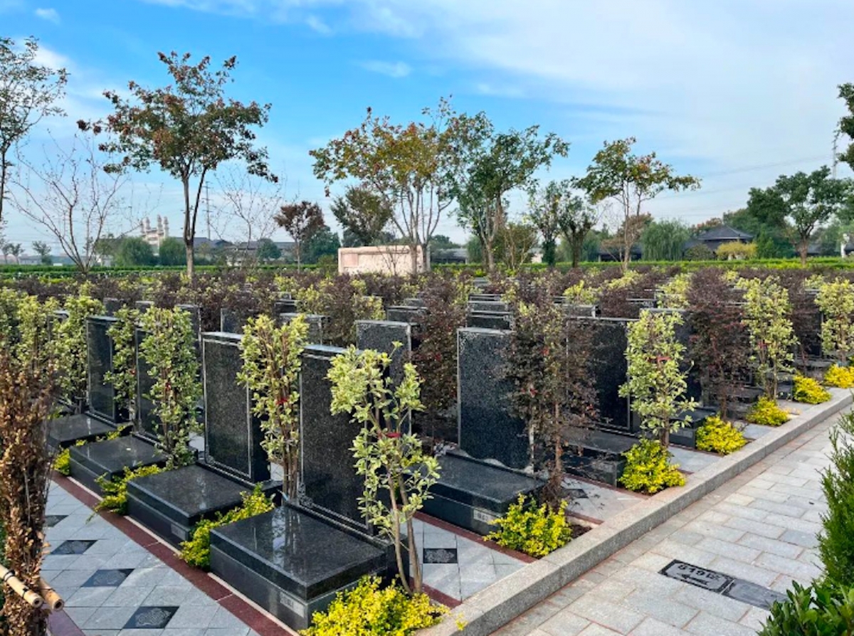 内地殯葬業已同醫療業一樣成為暴利行業,民眾逐漸買不起墓地安葬過世親人,紛紛慨嘆「活不起也死不起」。