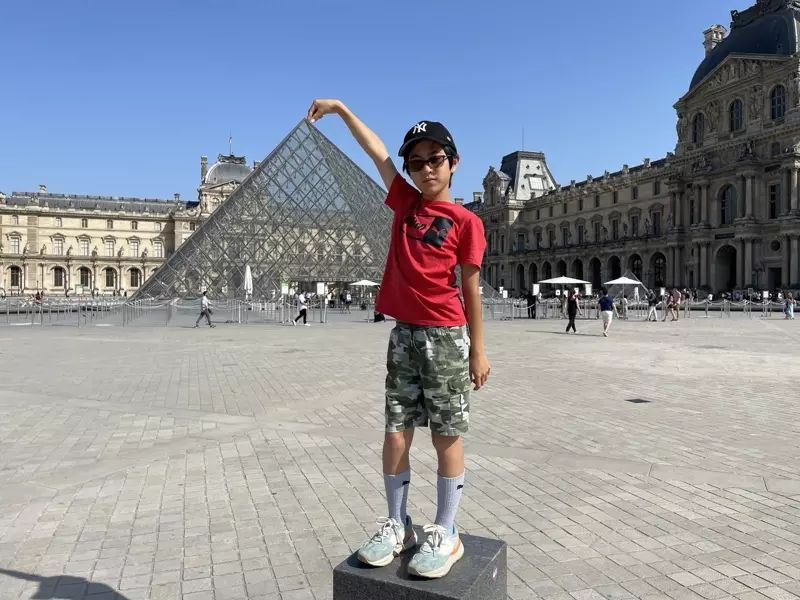 洪昊康如同普通男孩一樣喜歡籃球等運動,同時亦熱愛旅遊,迄今已去過24個國家及地區。