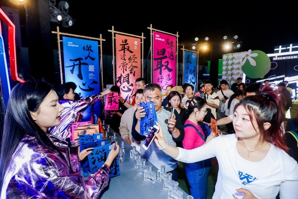 報道指大幅降價的房屋讓年輕人購買欲下降，並帶動内地整個經濟鏈向下傳導。