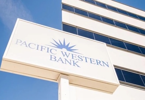 PacWest銀行股價昨盤中曾暴跌逾4成。