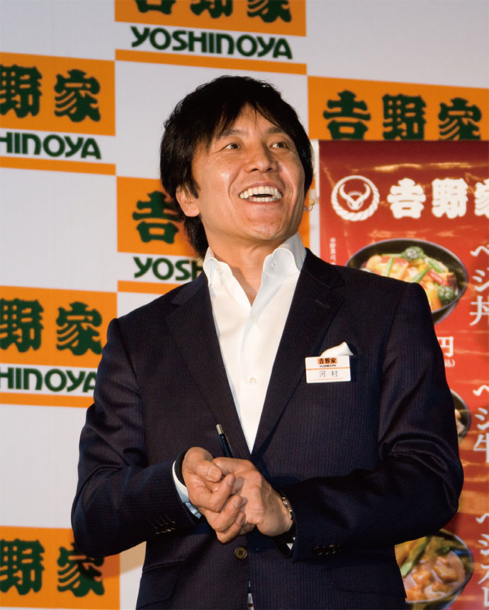 吉野家今年流年不利，接連爆出性別歧視及種族歧視醜聞，社長河村泰貴於醜聞爆出後一個月在董事會上謝罪。