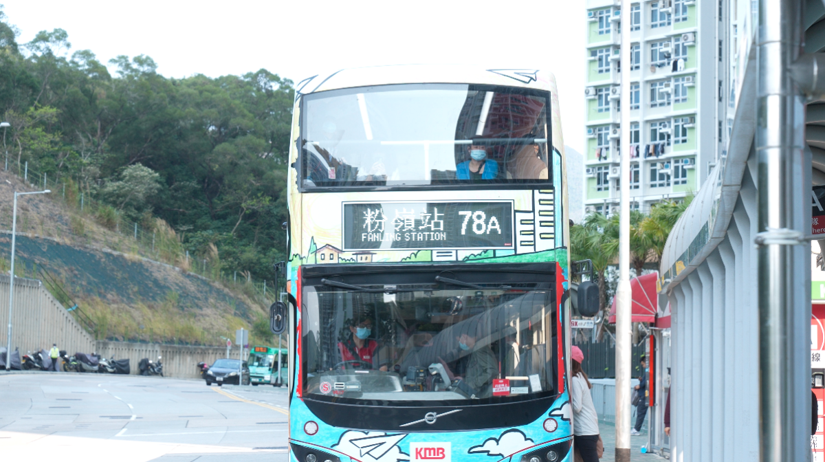 皇后山交通不便，源於苑內交通配套不足應付居民數量，接駁至粉嶺站的交通工具班次不足。