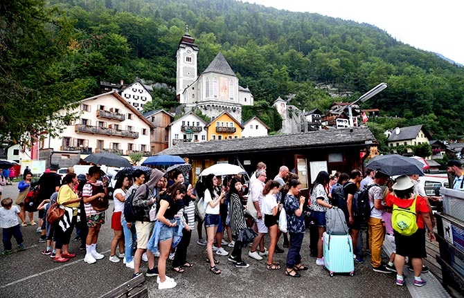 哈士達人口只有不到800人，卻可每日吸引逾1萬名遊客到訪。