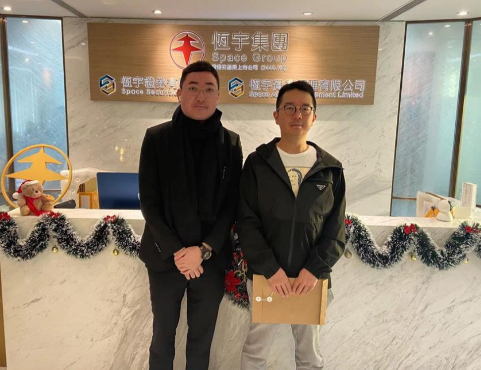 周大福珠寶集團副主席兼執行董事鄭志恒（右）去年底斥資1.6億元向謝鎮宇（左）買入謝擔任主席的恆宇集團5%股份。