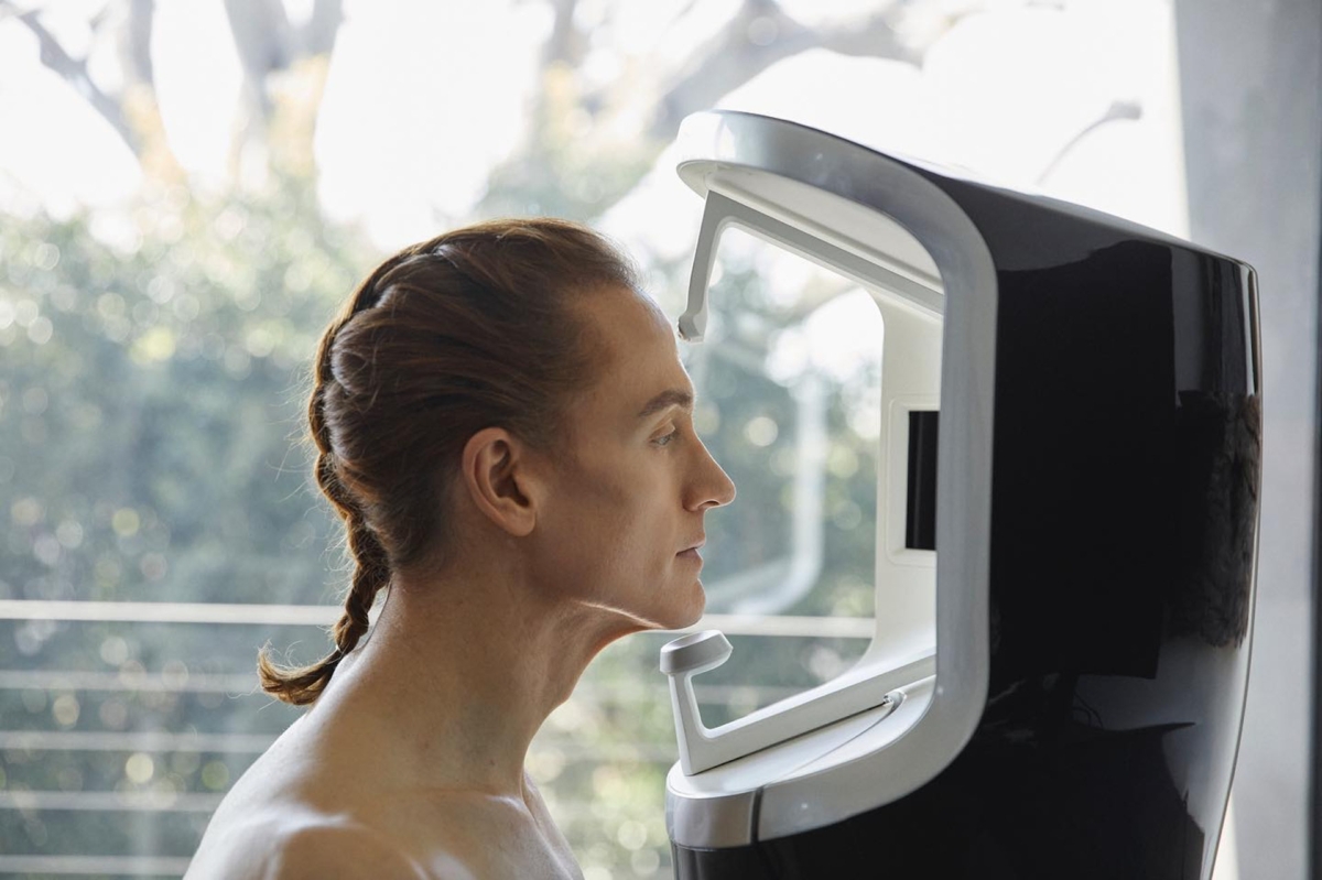 約翰遜為永保青春,花費超過1500萬元聘請醫療團隊,為他量身設計回春療程,還專門將他的身體連接到一個機器上,可測量出他每晚產生生理反應的次數等指標。