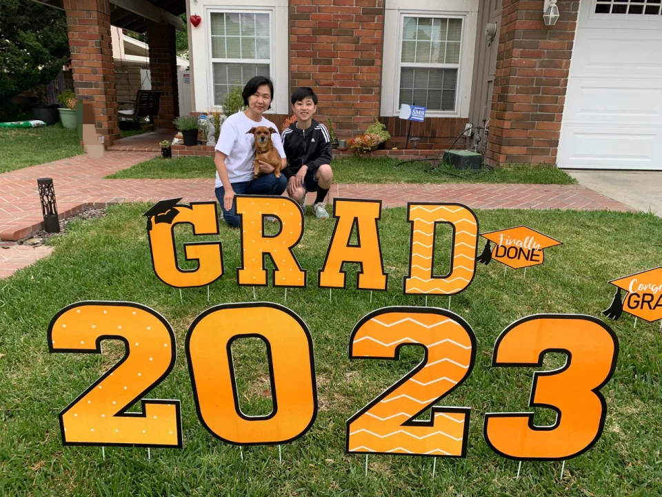 洪昊康的母親蔡爽(Song Choi)很早便發現他傳統公立學校已無法滿足兒子的求知欲,於是讓他退學在家自學。