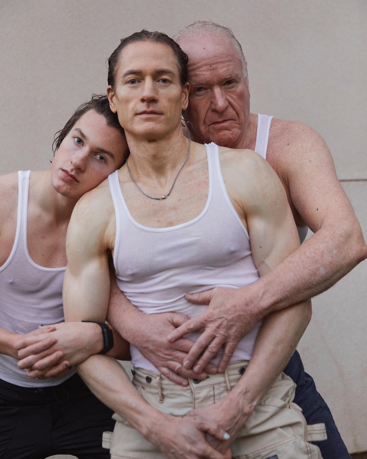 現年45歲的約翰遜與17歲兒子及70歲父親一起進行了換血計劃。