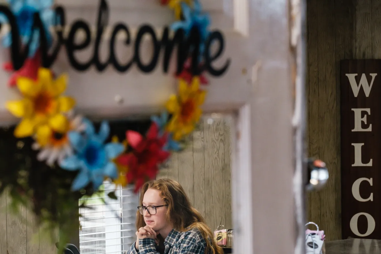 萨曼莎認為想過好生活不一定要讀大學,目前做全職老闆的她,每個星期工作7天:5天在餐廳,2天在公司開會。