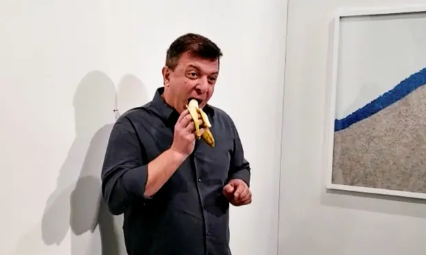 作品《喜劇演員》中的香蕉曾被表演藝術家達圖納(David Datuna)在售出後當場吃掉。