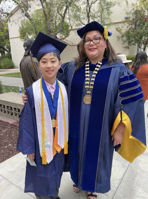 生物學教授柯林斯(Kenneth Collins)表示,洪昊康的心智非常成熟,與相差至少10歲的同學亦能相處融洽。