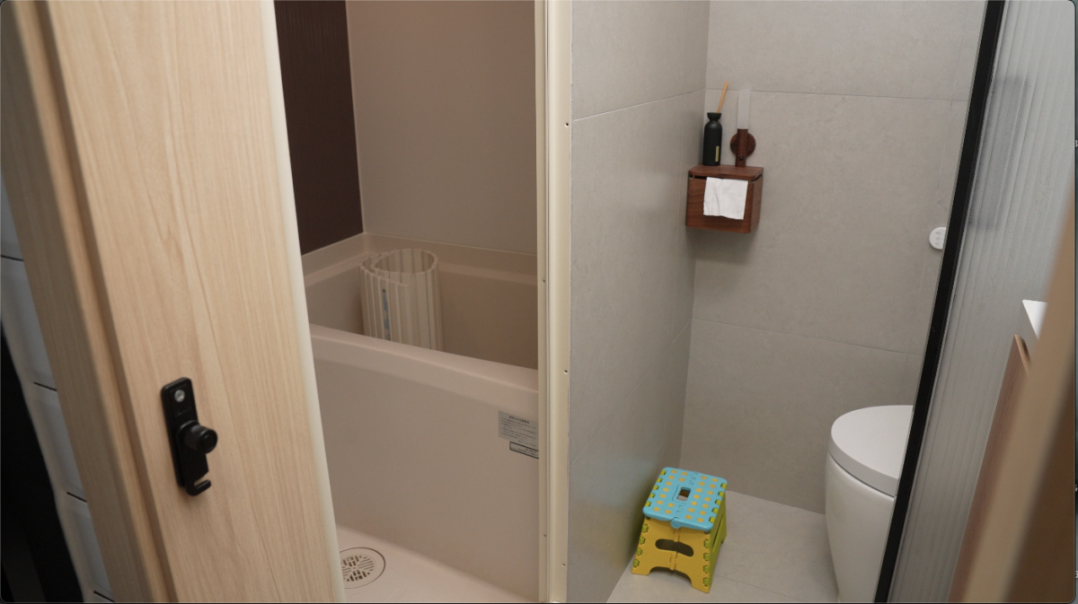 兩人在到日本時旅行時初次接觸到日式衛浴，認為浴缸、洗手盆、廁所分開3個獨立區域的「3分離」設計非常方便。