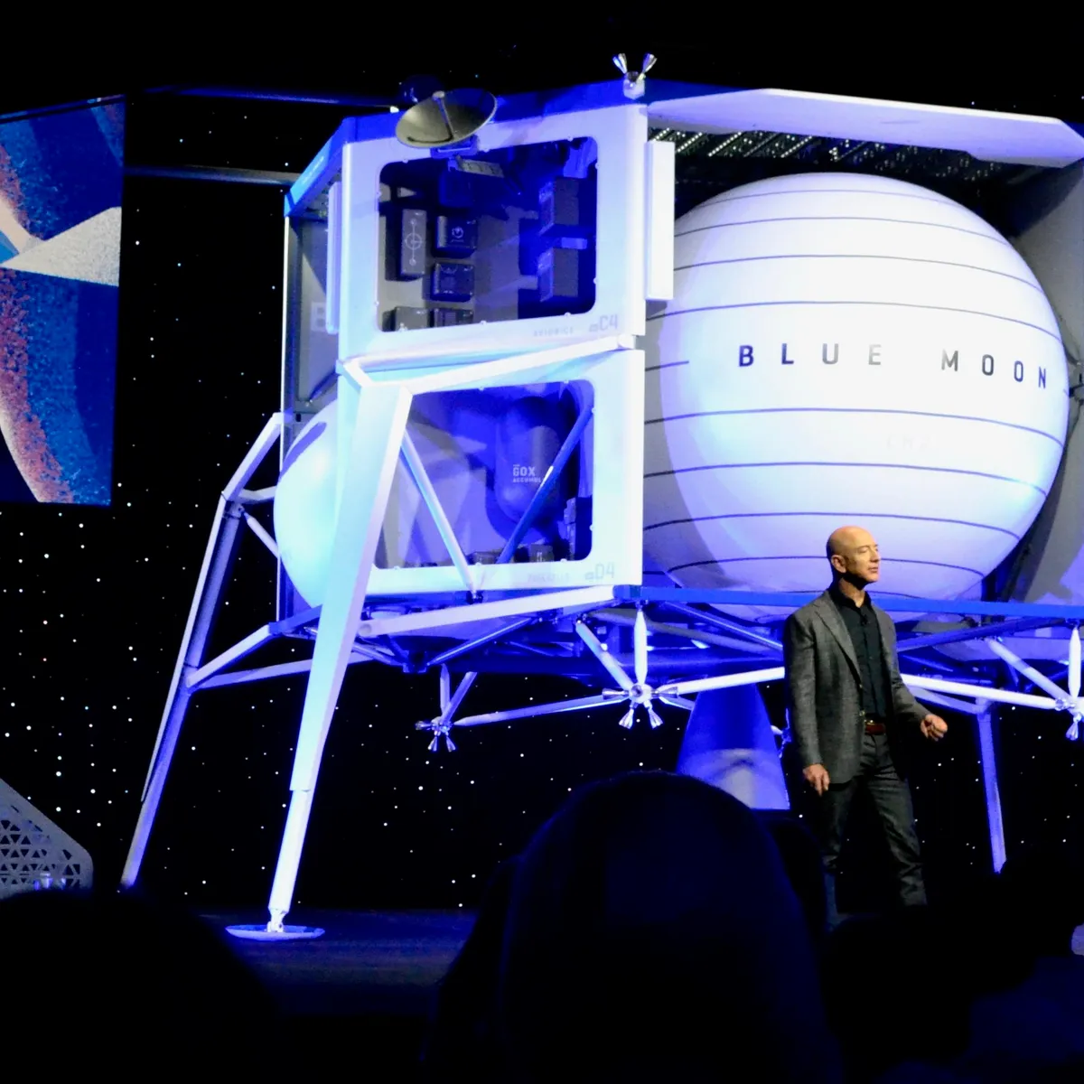 貝索斯旗下的Blue Origin曾在2021年與馬斯克的SpaceX競標Artemis III登月任務,失敗後指NASA偏袒SpaceX,起訴美國政府但無果。