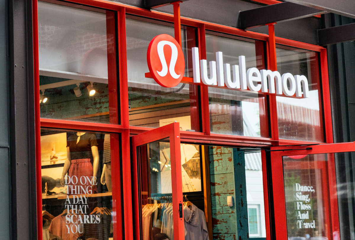 美國Lululemon分店遭劫匪搶劫多次,公司遲遲未做回應,直到員工忍無可忍報警,警方將劫匪緝拿歸案後,公司卻解僱2名報警員工,指他們違反指引。