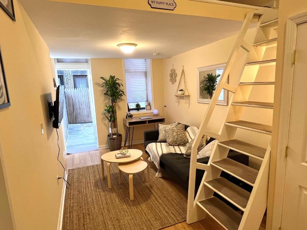 曼克頓開放式公寓的平均月租約為2.4萬元,租客的年收入需達到94萬元才有能力租房。