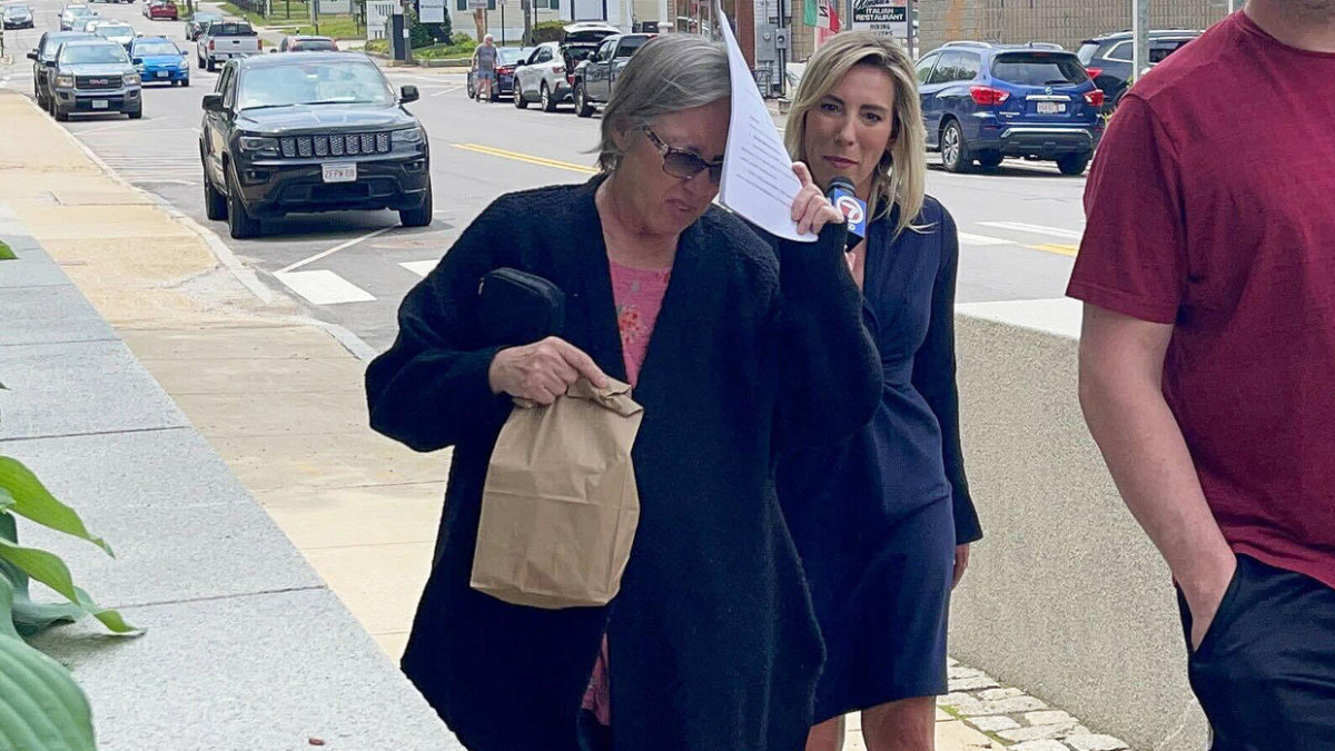 洛奇63歲的妻子丹尼斯(Denise)負責聯繫欲購買遺骸的買家。