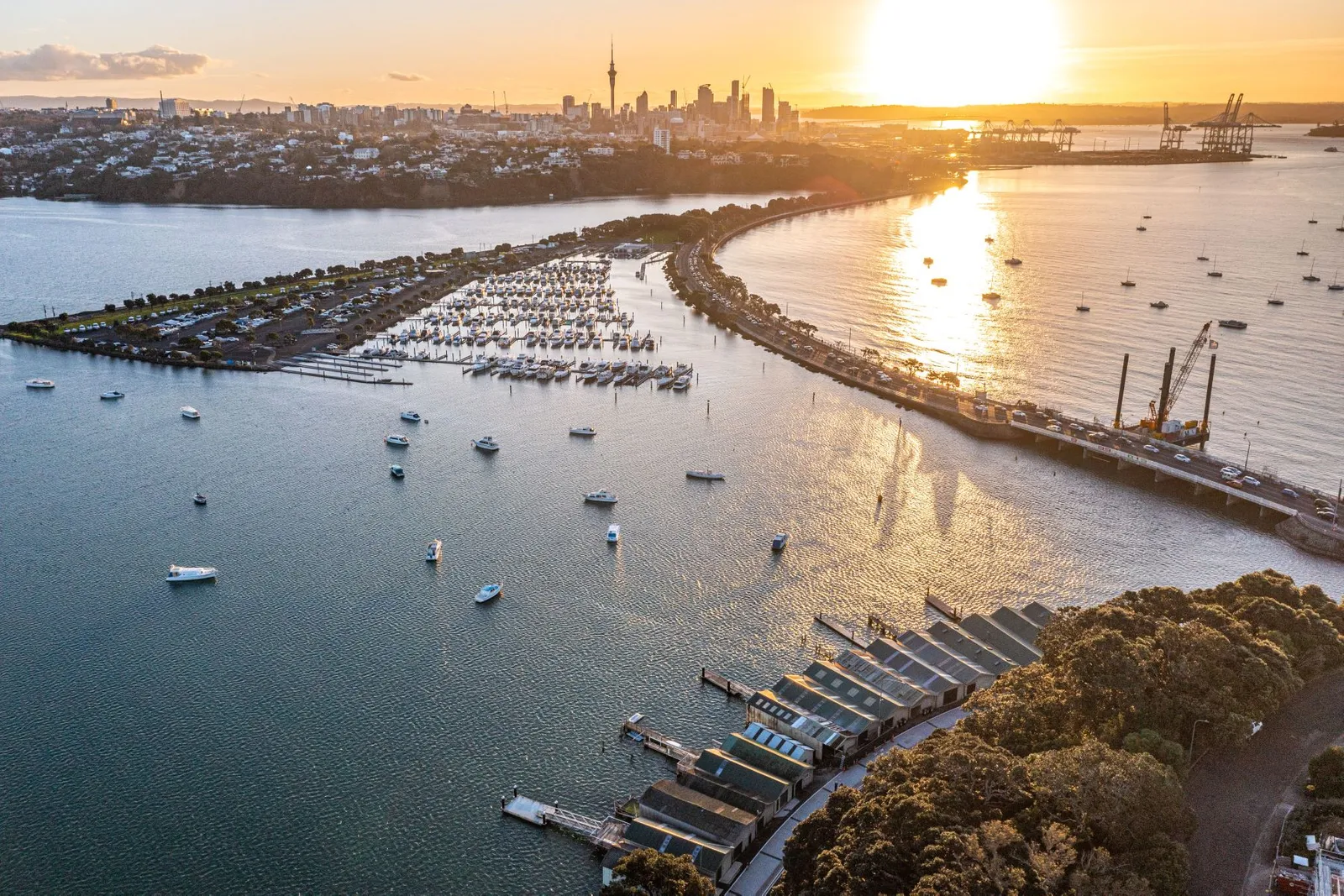 船倉位於奧克蘭(Auckland)往東5公里外、人口只有5,740人的Ōrākei半島上。