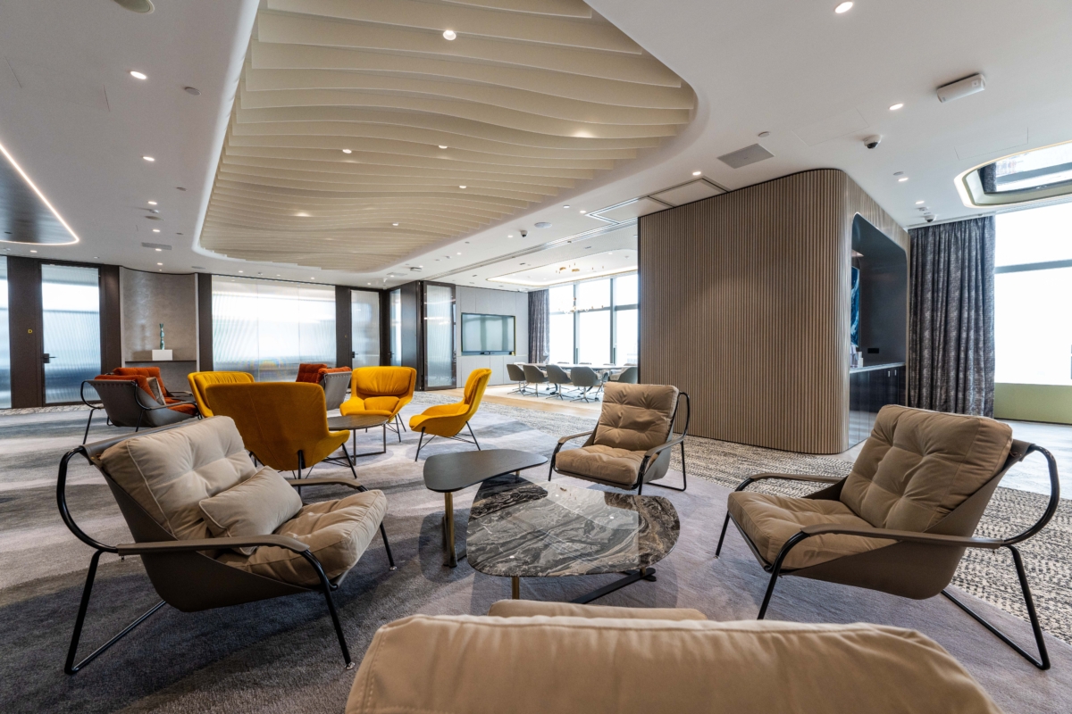 「友邦峻宇財富管理中心」寬敞舒適,更坐擁開揚維港景觀