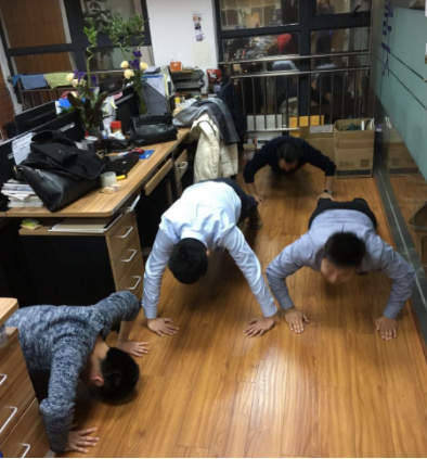根據勞動法,如果用人單位對員工實施體罰,則為違規違法,如被舉報將被依法處置。