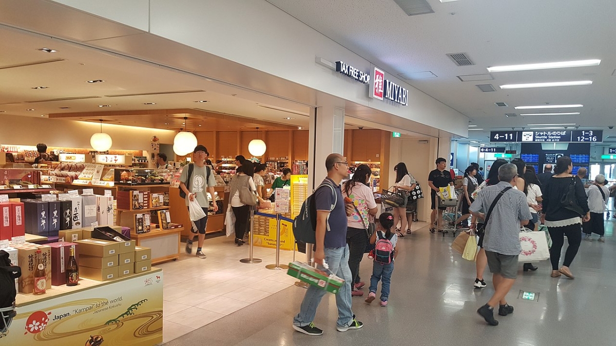 關西機場關閉大量手信專賣店，旅客走遍整個地方亦買不到手信，被網民戲稱為「土產難民」。