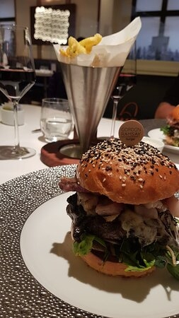 要價85英鎊(約842港元)的漢堡套餐。