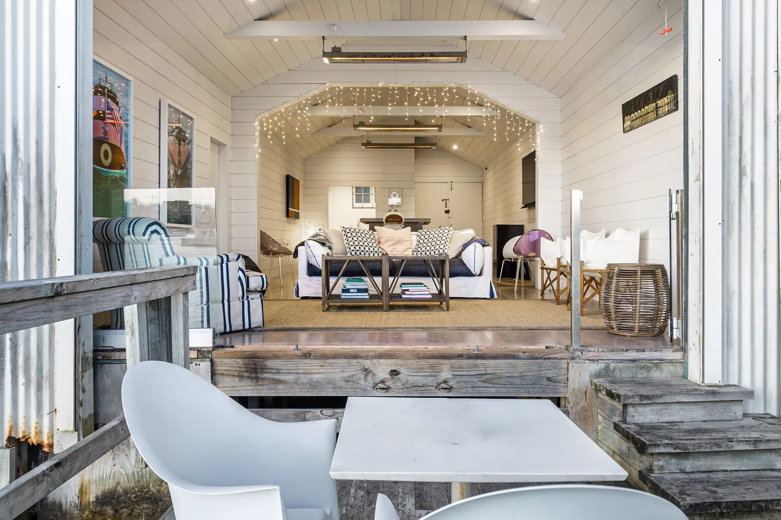 佔地約700呎,有一個延伸至水面的碼頭,但不設睡房及厠所。