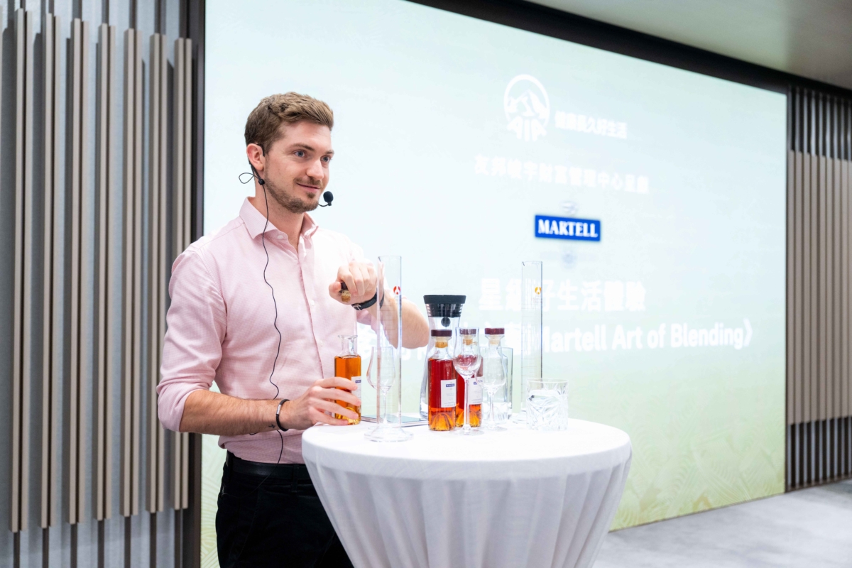 由馬爹利品牌大使帶領客戶擔任「一日首席釀酒師」,親身調和專屬自己的「馬爹利訂製調和干邑」,讓客戶帶回家與摯愛一同分享。