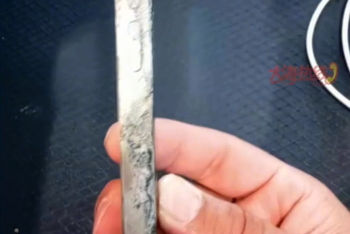 焦黑的iPhone 13。