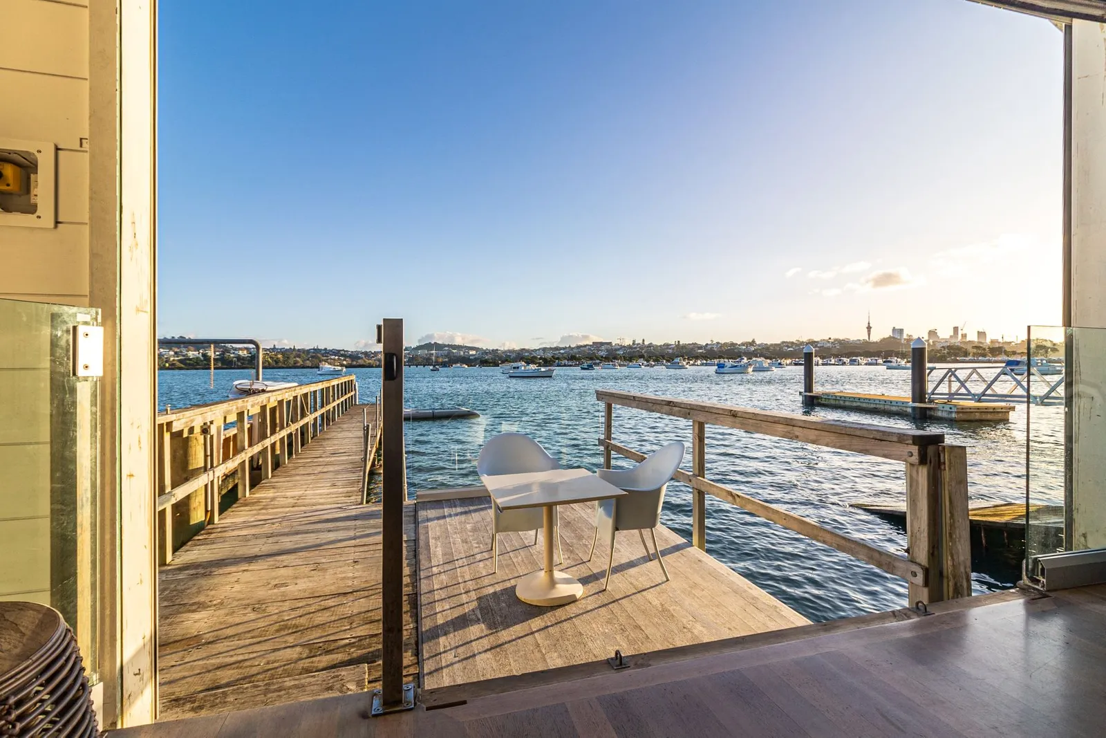 當地一位居民開出205萬歐元(約978.5萬港元)的高價競拍成功,計劃用作划船活動的基地。